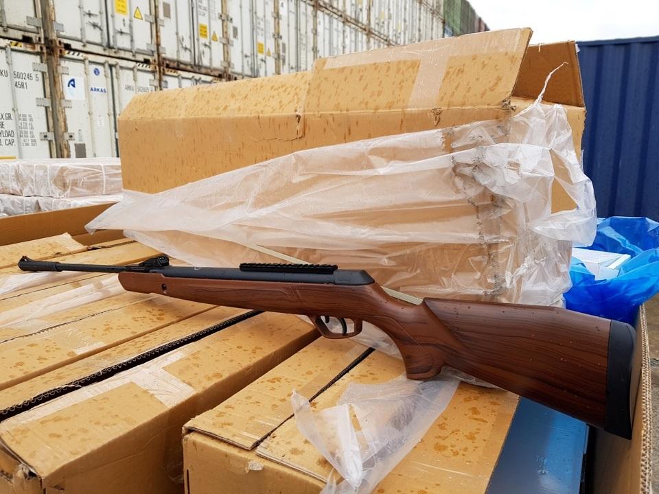 Новороссийские таможенники предотвратили незаконный ввоз более 1,3 тысячи винтовок из Турции